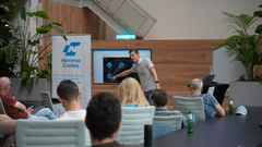William geeft een presentatie bij Nimma Codes, in het pand van DeftPower in Arnhem